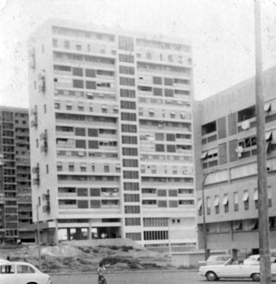 Between the musseque and the Neighbourhood Unit: spotting “compagnons de route” architectures in Luanda (1961-1975)