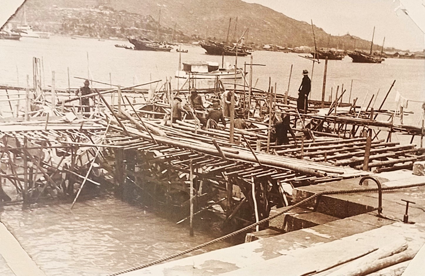 Getting to know the workers and the construction processes through photographic records of building sites in Macau (1938-1973)